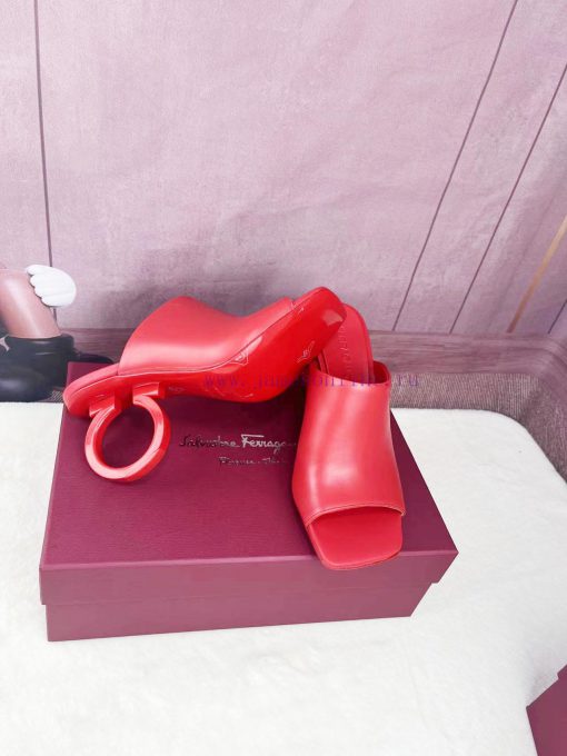 FERRAGAMO24Ss officially adopts the brand new Pantone Red color scheme as its iconic color t9w5l38eo - Image 10