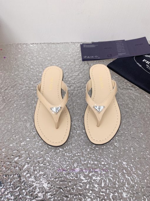 24 Summer New CollectionPrada flip flops and sandals◾ Fabric patent leather◾ Foot pads made u9pojmyx