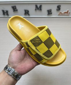LOUIS VUITTON LV official website's popular men's Velcro slippers are available for sale simppe2smst