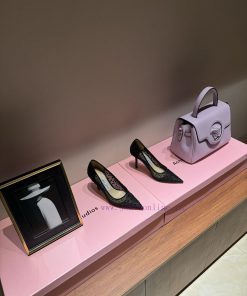 The mostIn early spring 2024, Jimmy Choo released rhinestone pointed slippers for Jimmy Weekuzgs4834
