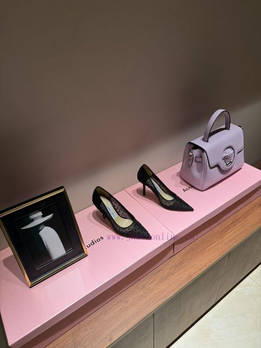 The mostIn early spring 2024, Jimmy Choo released rhinestone pointed slippers for Jimmy Weekuzgs4834