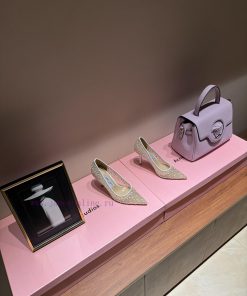 The mostIn early spring 2024, Jimmy Choo released rhinestone pointed slippers for Jimmy Weekspyi9pqz