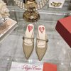 24 new RV painted cat heel slippersInspired by the Belle Vivier collection, the style is simt2q5j8ft