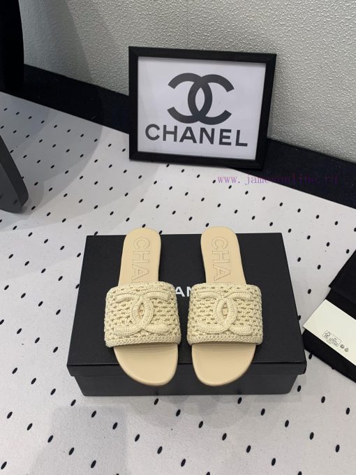 Chanel's new flat slippers are a top of the line summer must-have cooler series. The upper i6i2ww3m4