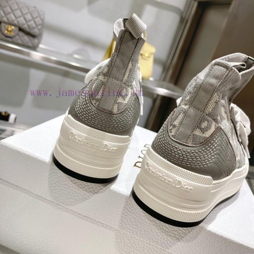 The new Dior Walk'n'Dio sneakers are meticulously crafted with multi-color Oblique printing c8xp5yq5 - Image 8
