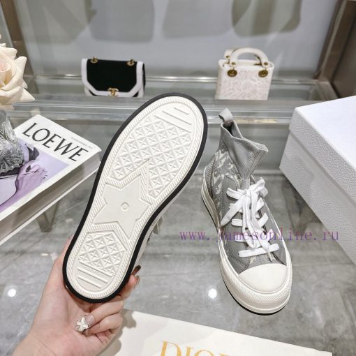 The new Dior Walk'n'Dio sneakers are meticulously crafted with multi-color Oblique printing c8xp5yq5 - Image 10