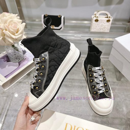 The new Dior Walk'n'Dio sneakers are meticulously crafted with multi-color Oblique printed ta6x42xee - Image 3