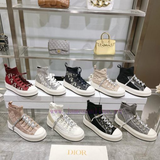 The new Dior Walk'n'Dio sneakers are meticulously crafted with multi-color Oblique printing oxeghc9a