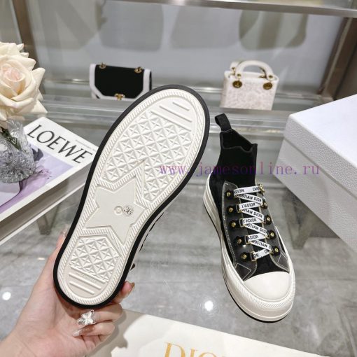 The new Dior Walk'n'Dio sneakers are meticulously crafted with multi-color Oblique printed ta6x42xee - Image 10