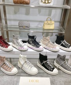The new Dior Walk'n'Dio sneakers are meticulously crafted with multi-color Oblique printing tgov2c2a