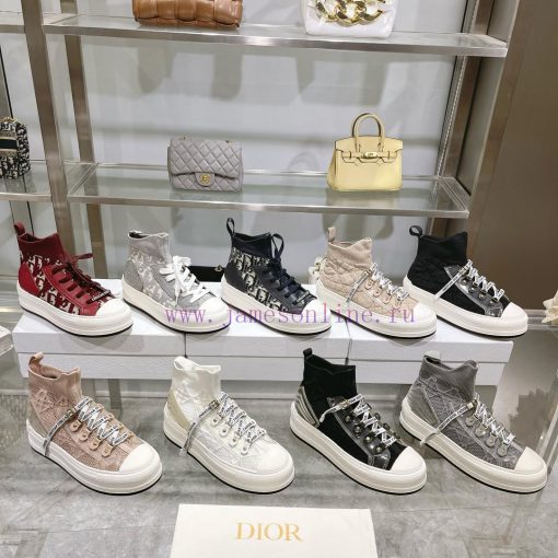 The new Dior Walk'n'Dio sneakers are meticulously crafted with multi-color Oblique printing tgov2c2a