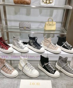 The new Dior Walk'n'Dio sneakers are meticulously crafted with multi-color Oblique printing 89tijr3h