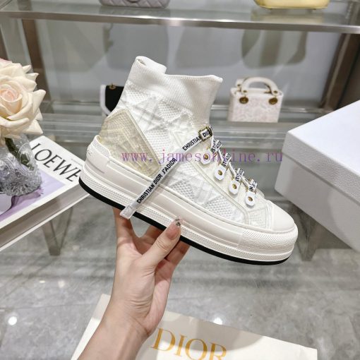 The new Dior Walk'n'Dio sneakers are meticulously crafted with multi-color Oblique printing 89tijr3h - Image 4
