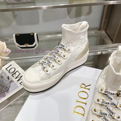 The new Dior Walk'n'Dio sneakers are meticulously crafted with multi-color Oblique printing 89tijr3h - Image 9