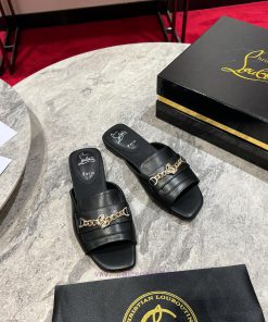 CL chain slippers 🦋 ꫛꫀw. ︎ ️This sandal is made of CL logo gold chain and black leather, witmt9ls3aj