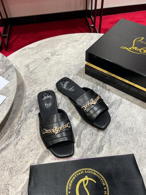 CL chain slippers 🦋 ꫛꫀw. ︎ ️This sandal is made of CL logo gold chain and black leather, witmt9ls3aj