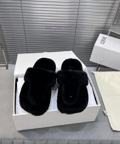 LOEWE's new fur slippers, Easy, with three petal shaped heads wrapped in full leather, are nsw47xwrv