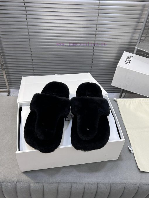 LOEWE's new fur slippers, Easy, with three petal shaped heads wrapped in full leather, are nsw47xwrv