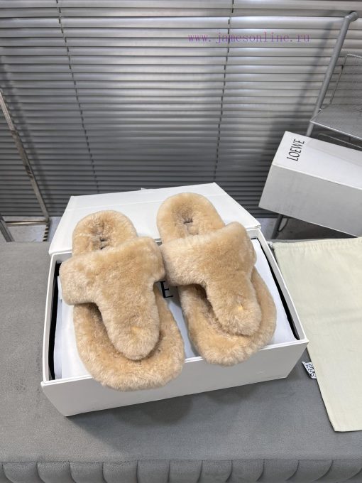 LOEWE's new fur slippers, Easy, with three petal shaped heads wrapped in full leather, are n0rw0klxp
