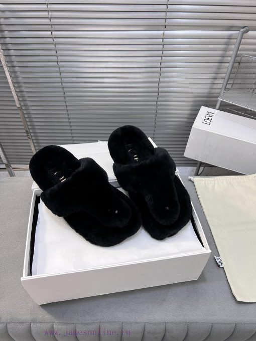 LOEWE's new fur slippers, Easy, with three petal shaped heads wrapped in full leather, are nsw47xwrv - Image 3