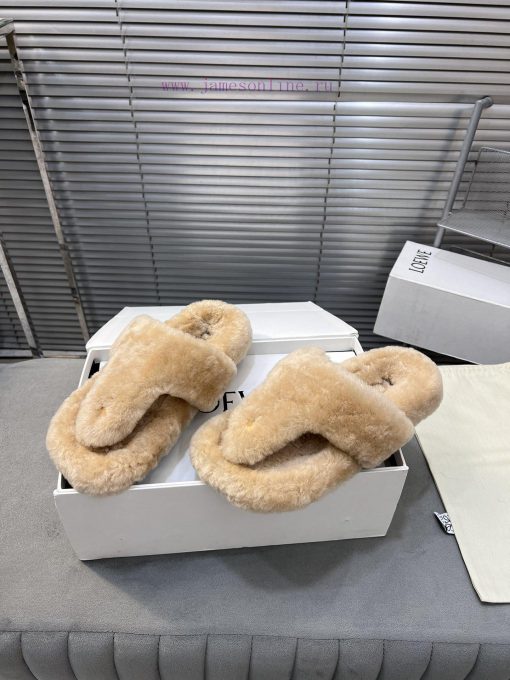 LOEWE's new fur slippers, Easy, with three petal shaped heads wrapped in full leather, are n0rw0klxp - Image 3
