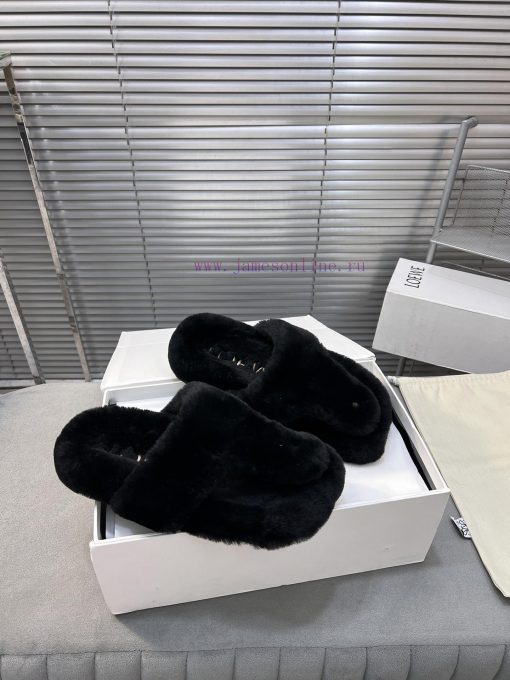 LOEWE's new fur slippers, Easy, with three petal shaped heads wrapped in full leather, are nsw47xwrv - Image 4