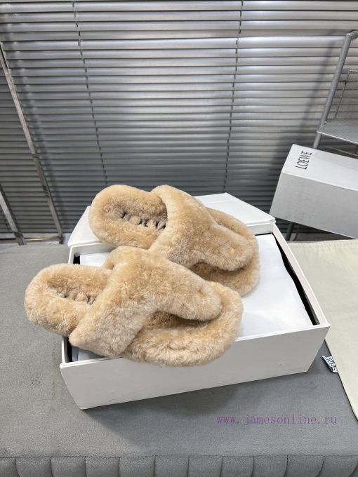 LOEWE's new fur slippers, Easy, with three petal shaped heads wrapped in full leather, are n0rw0klxp - Image 4