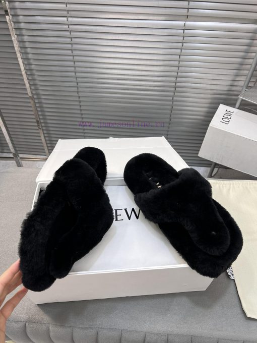 LOEWE's new fur slippers, Easy, with three petal shaped heads wrapped in full leather, are nsw47xwrv - Image 5