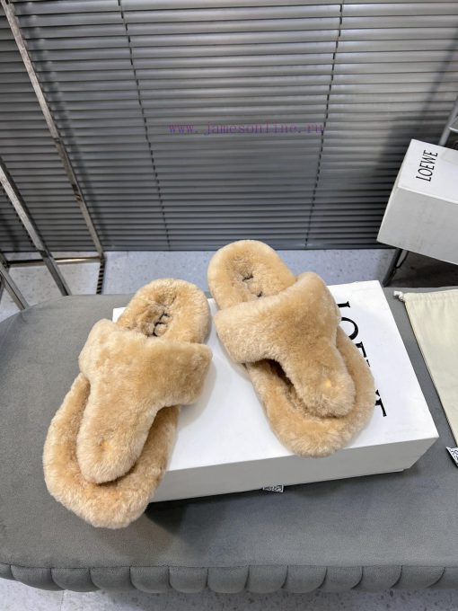 LOEWE's new fur slippers, Easy, with three petal shaped heads wrapped in full leather, are n0rw0klxp - Image 5