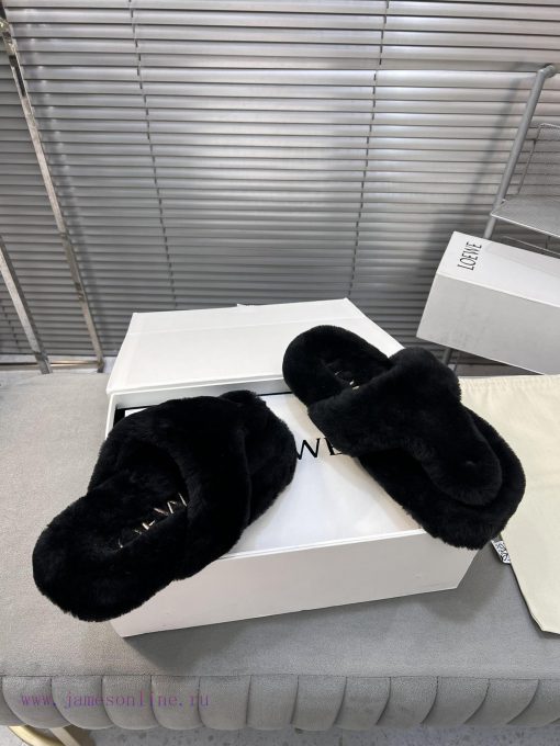 LOEWE's new fur slippers, Easy, with three petal shaped heads wrapped in full leather, are nsw47xwrv - Image 6