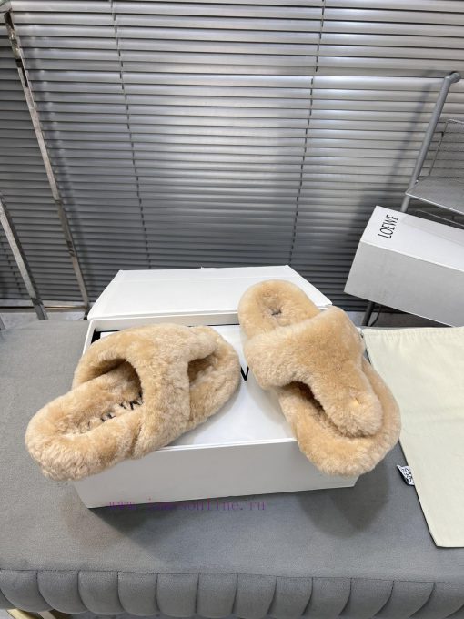 LOEWE's new fur slippers, Easy, with three petal shaped heads wrapped in full leather, are n0rw0klxp - Image 6