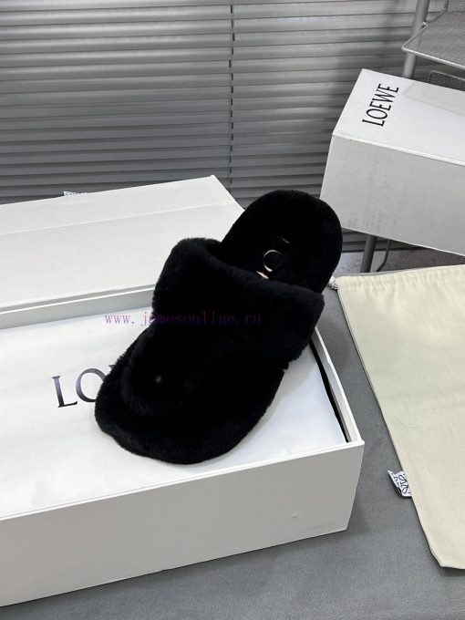 LOEWE's new fur slippers, Easy, with three petal shaped heads wrapped in full leather, are nsw47xwrv - Image 7