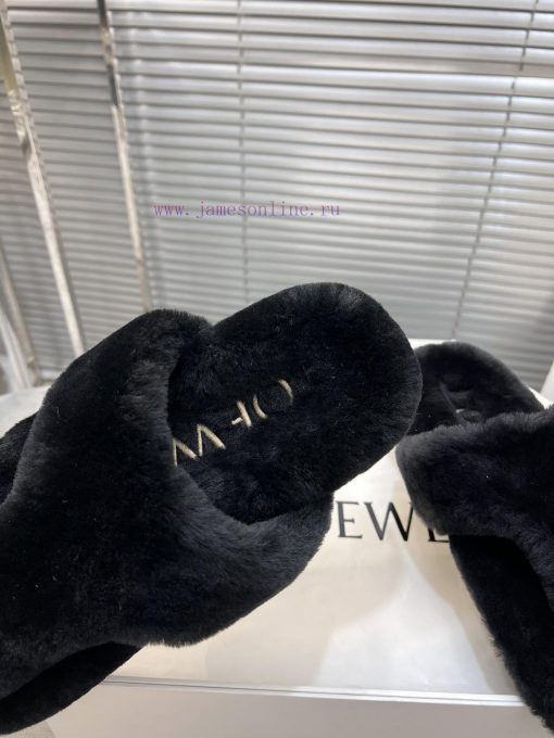 LOEWE's new fur slippers, Easy, with three petal shaped heads wrapped in full leather, are nsw47xwrv - Image 8