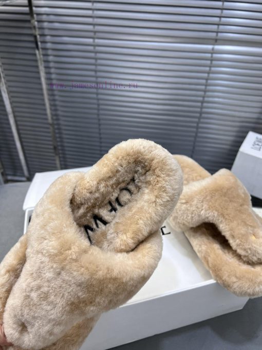LOEWE's new fur slippers, Easy, with three petal shaped heads wrapped in full leather, are n0rw0klxp - Image 8