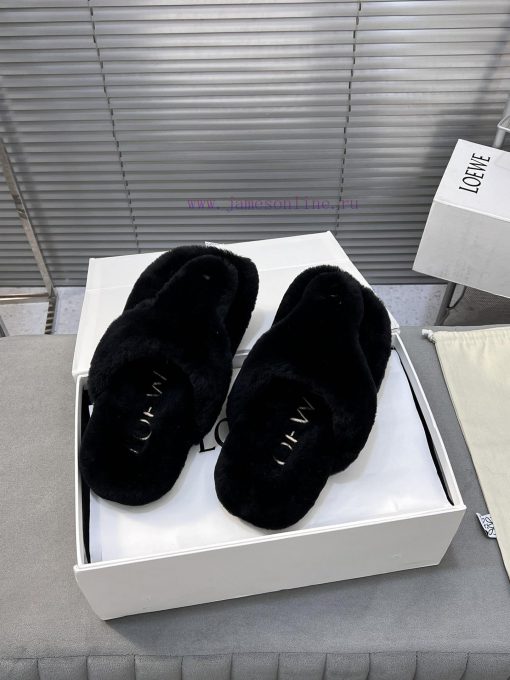 LOEWE's new fur slippers, Easy, with three petal shaped heads wrapped in full leather, are nsw47xwrv - Image 9
