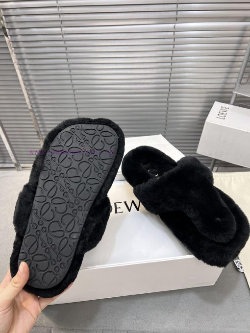 LOEWE's new fur slippers, Easy, with three petal shaped heads wrapped in full leather, are nsw47xwrv - Image 10