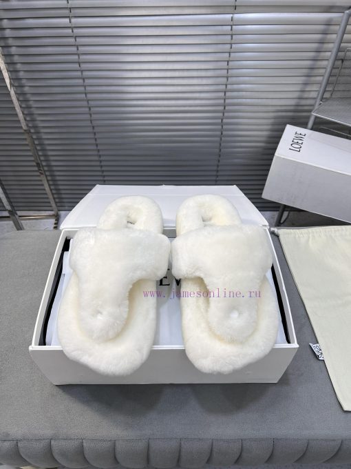 LOEWE's new fur slippers, Easy, with three petal shaped heads wrapped in full leather, are n5dcgpiit - Image 2