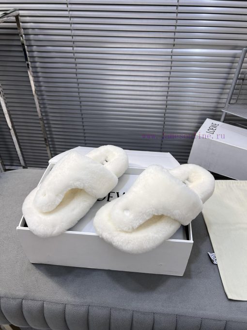 LOEWE's new fur slippers, Easy, with three petal shaped heads wrapped in full leather, are n5dcgpiit - Image 4
