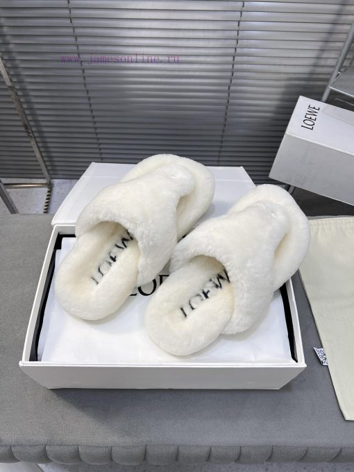 LOEWE's new fur slippers, Easy, with three petal shaped heads wrapped in full leather, are n5dcgpiit - Image 6