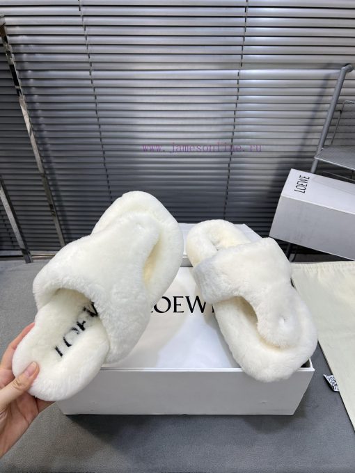 LOEWE's new fur slippers, Easy, with three petal shaped heads wrapped in full leather, are n5dcgpiit - Image 8