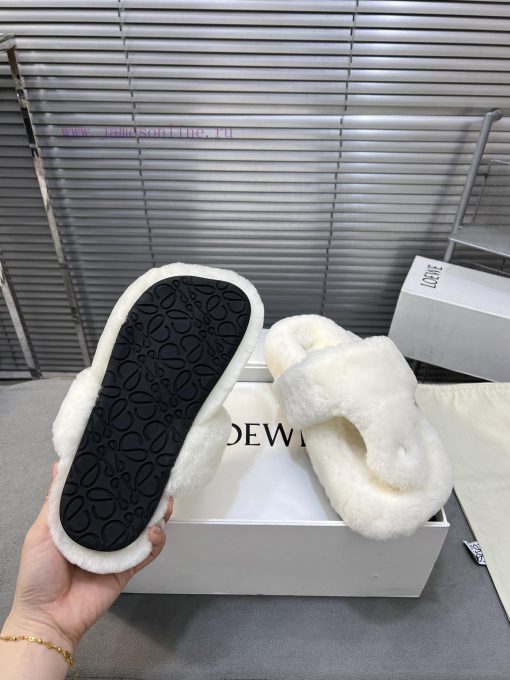 LOEWE's new fur slippers, Easy, with three petal shaped heads wrapped in full leather, are n5dcgpiit - Image 10