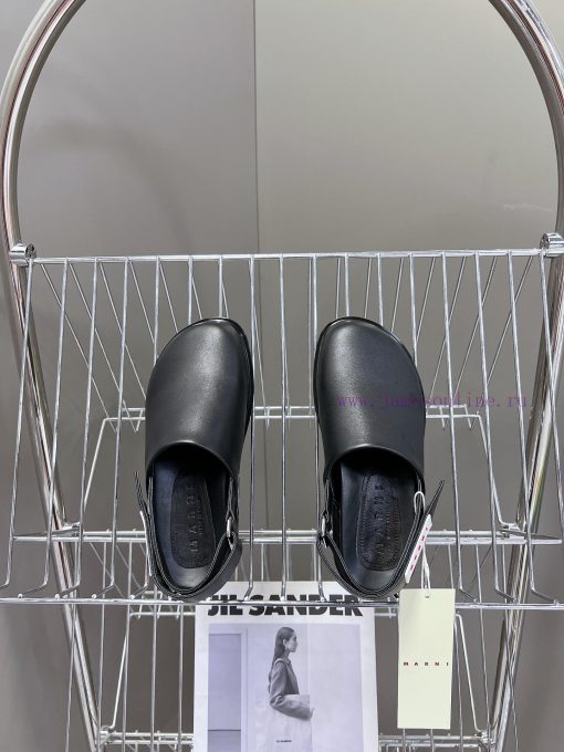 Marni's new spring and summer cross strap sandals are designed with contrasting colors for ayzuavz32 - Image 7