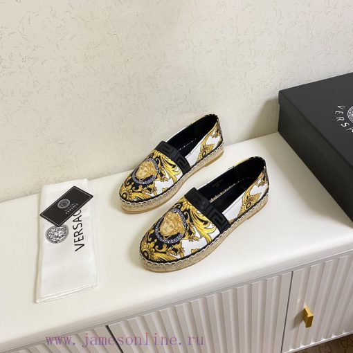 p. Versace's new fisherman shoes, top of the line, use the brand's exclusive printed fabric,934x03a6 - Image 2
