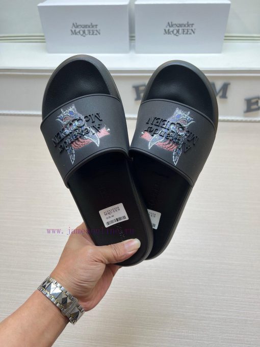 McQueen's latest thick soled one-piece slippers add a unique and charming power to the shoeshd4338k0 - Image 3