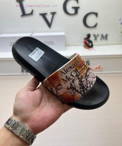 McQueen's latest thick soled one-piece slippers add a unique and charming power to the shoesb0oc5zh9