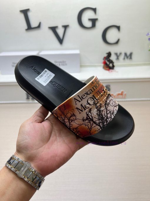 McQueen's latest thick soled one-piece slippers add a unique and charming power to the shoesb0oc5zh9 - Image 2