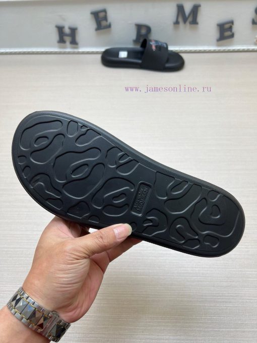 McQueen's latest thick soled one-piece slippers add a unique and charming power to the shoeshd4338k0 - Image 10