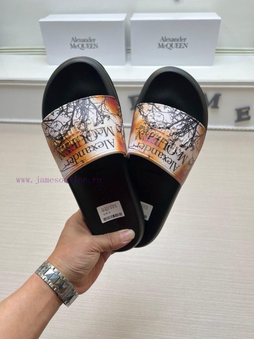 McQueen's latest thick soled one-piece slippers add a unique and charming power to the shoesb0oc5zh9 - Image 3