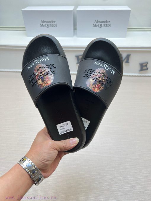 McQueen's latest thick soled one-piece slippers add a unique and charming power to the shoesnpiw13d3 - Image 3