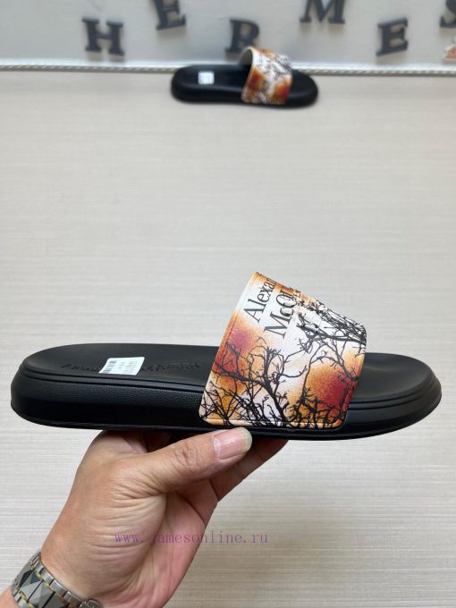 McQueen's latest thick soled one-piece slippers add a unique and charming power to the shoesb0oc5zh9 - Image 6